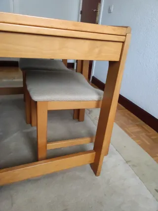 Mesa de comedor extensible de madera .