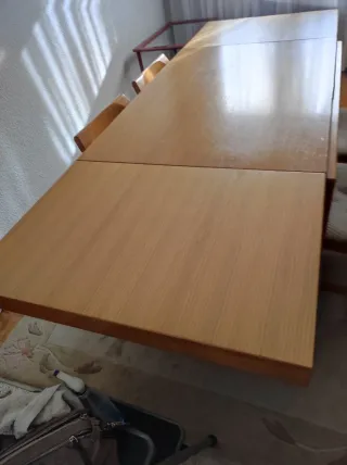 Mesa de comedor extensible de madera .