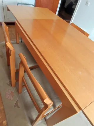 Mesa de comedor extensible de madera .