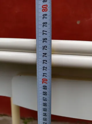 Mesa auxiliar blanca de madera