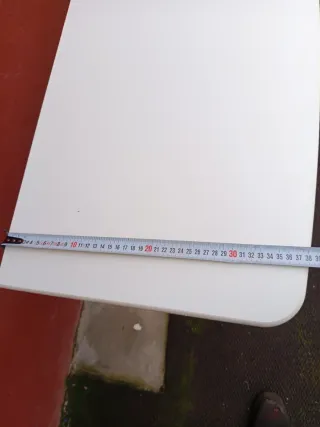 Mesa auxiliar blanca de madera