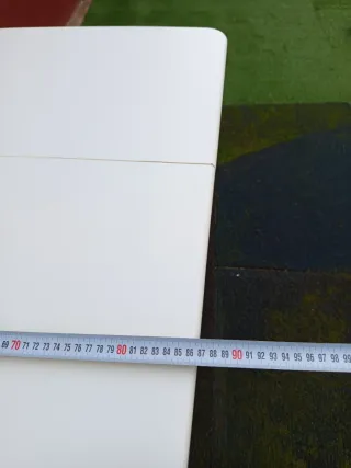 Mesa auxiliar blanca de madera