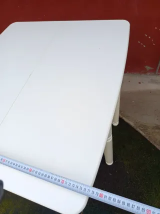 Mesa auxiliar blanca de madera