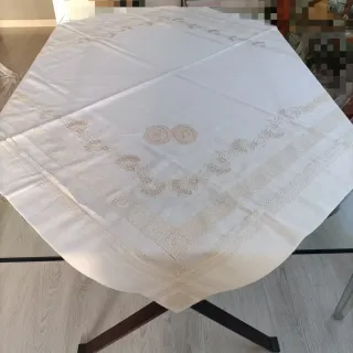 Mantel beige bordado sin estrenar