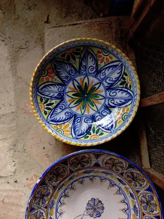 Antichi piatti di ceramica decorati in riserva