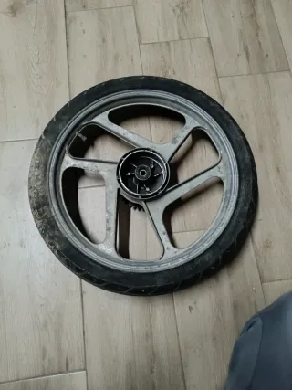 Rueda de moto con piñón