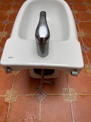 Bidé blanco con grifo cromado