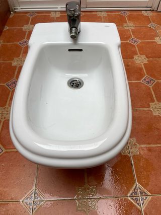 Bidé blanco con grifo cromado