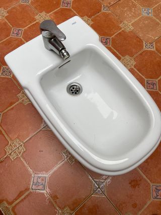 Bidé blanco con grifo cromado