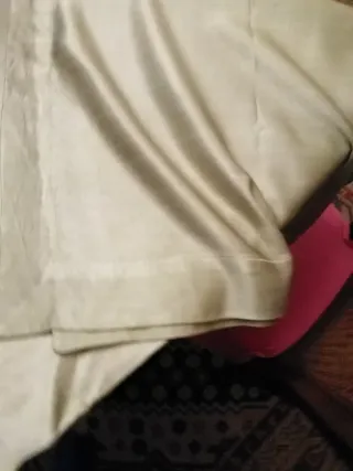 Cortinas Raso Verde, tapete, cojin y tela.