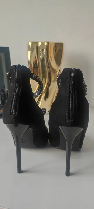 Zapatos negros tacón adornos perlas