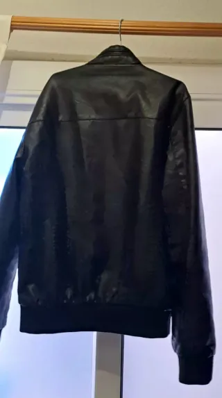 Chaqueta de piel negra