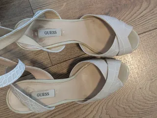 Sandalias Guess Tacón Alto Beige