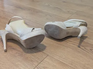Sandalias Guess Tacón Alto Beige