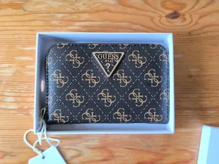 Cartera Guess Nueva con etiqueta marrón y dorado