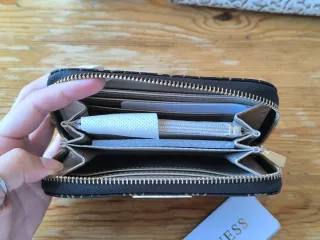 Cartera Guess Nueva con etiqueta marrón y dorado