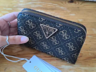 Cartera Guess Nueva con etiqueta marrón y dorado