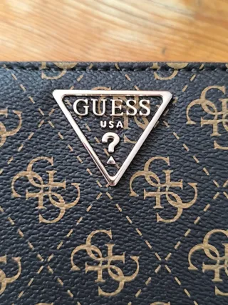 Cartera Guess Nueva con etiqueta marrón y dorado