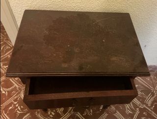 Mesita de noche de madera oscura con un cajón