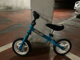 Bicicleta de equilibrio azul