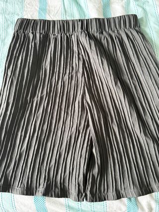 Pantalón corto plisado gris con bolsillos