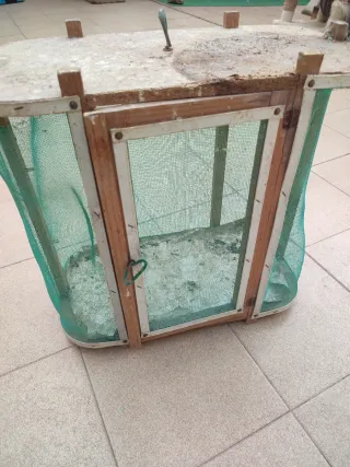 Jaula antigua de madera