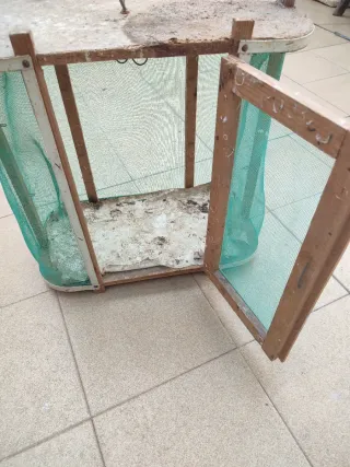 Jaula antigua de madera