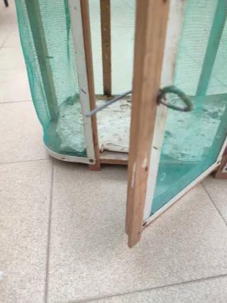 Jaula antigua de madera