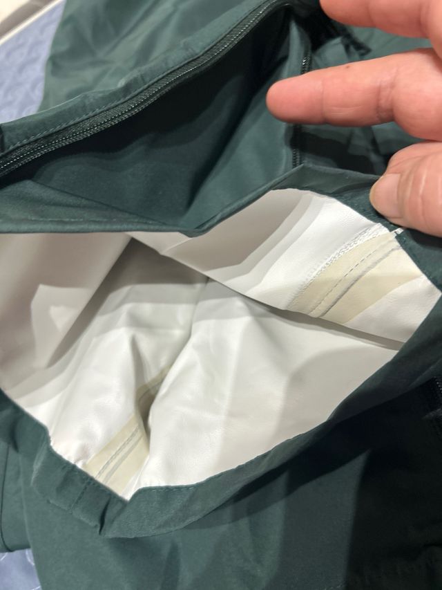 Camiseta térmica y pantalón impermeable