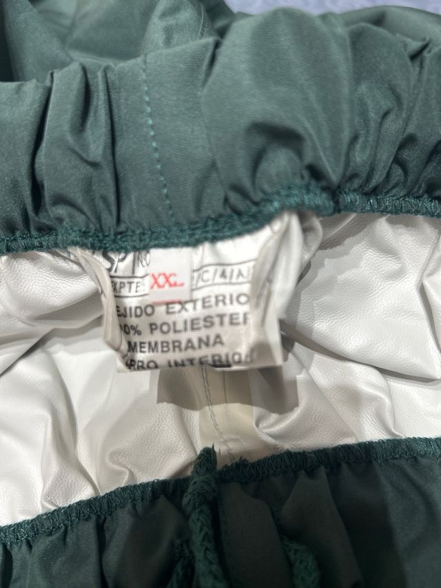 Camiseta térmica y pantalón impermeable