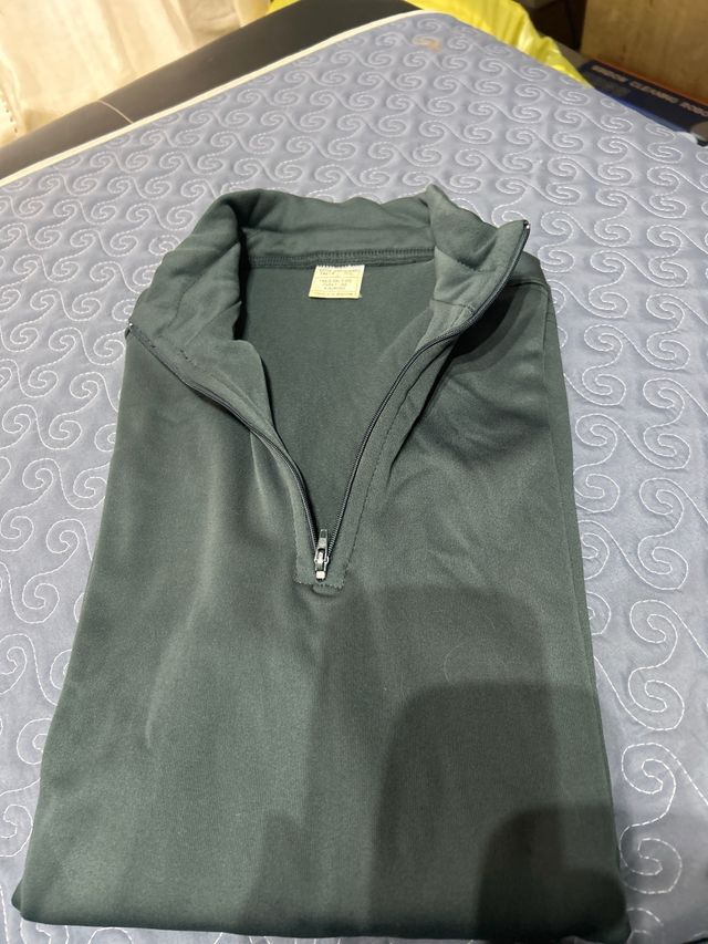 Camiseta térmica y pantalón impermeable