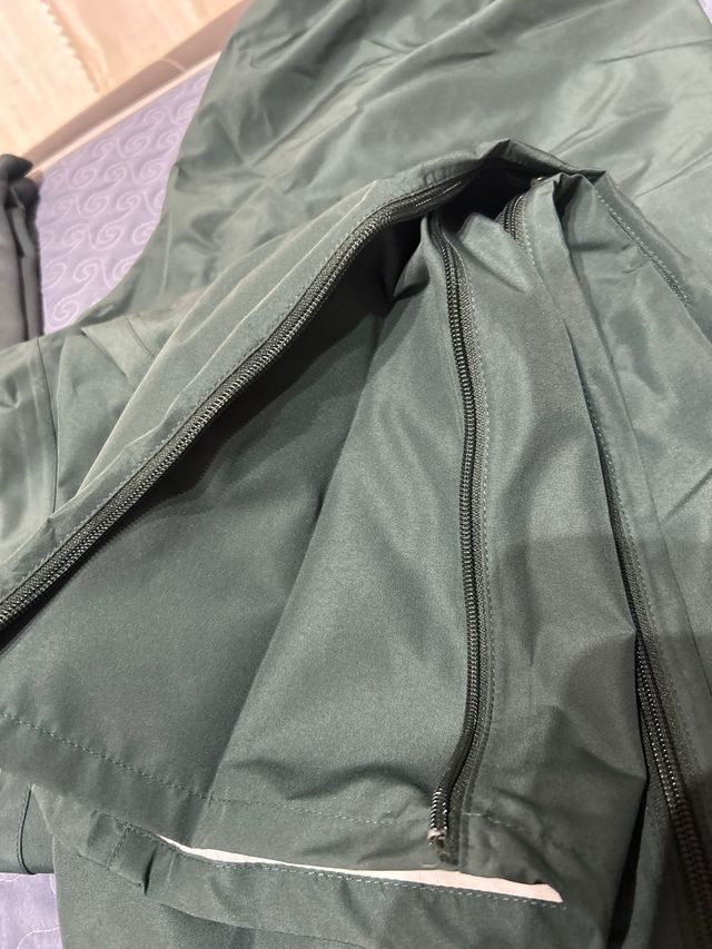 Camiseta térmica y pantalón impermeable