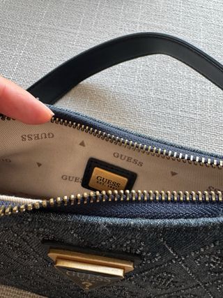 Bolso Guess Negro y Dorado.