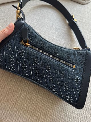 Bolso Guess Negro y Dorado.