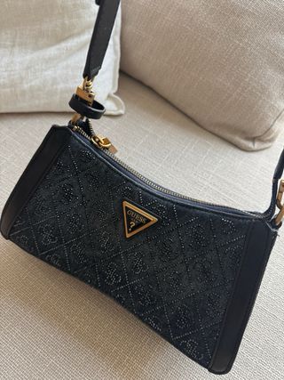 Bolso Guess Negro y Dorado.