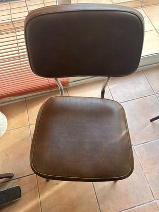 Silla polipiel marrón con estructura metálica