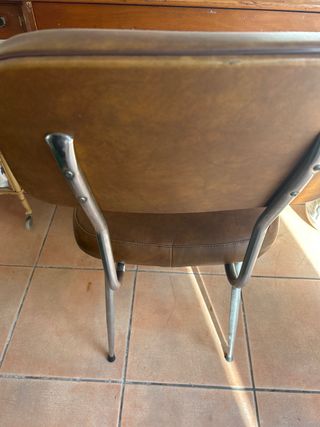 Silla polipiel marrón con estructura metálica