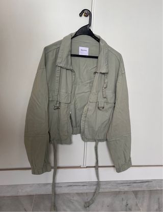 Chaqueta Bershka verde oliva talla única
