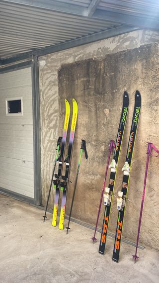 Esquís Dynastar y Tecno Pro con bastones