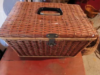 Cesta de mimbre con asa y cierre