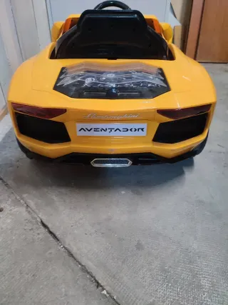 Coche eléctrico infantil amarillo