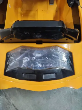 Coche eléctrico infantil amarillo