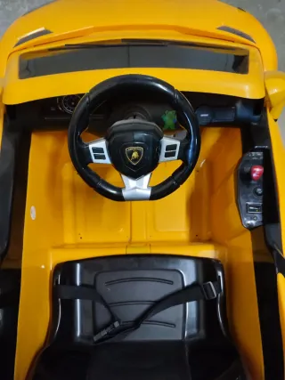 Coche eléctrico infantil amarillo