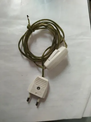 Enchufe con interruptor y cable. Para lamparita