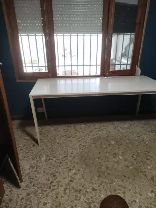 Tavolo bianco multiuso in formica