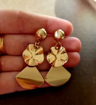 Pendientes dorados colgantes