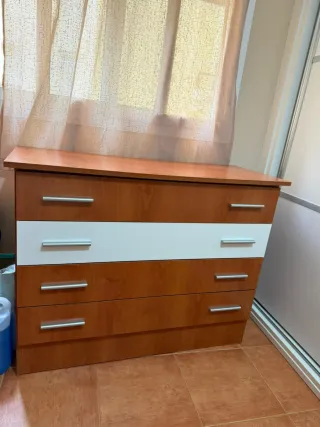 Cómoda de madera con cajones