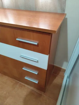 Cómoda de madera con cajones