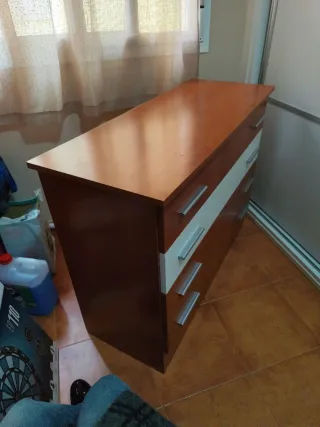 Cómoda de madera con cajones