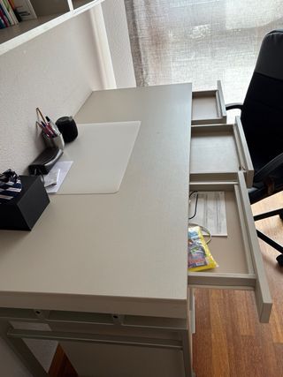 Escritorio, Silla, Cajonera y Estantería